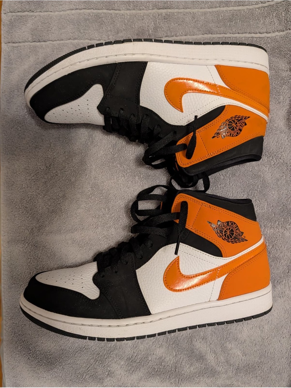 Air Jordan 1 Mid 'Shattered Backboard' (Style Code: 554724-058)
